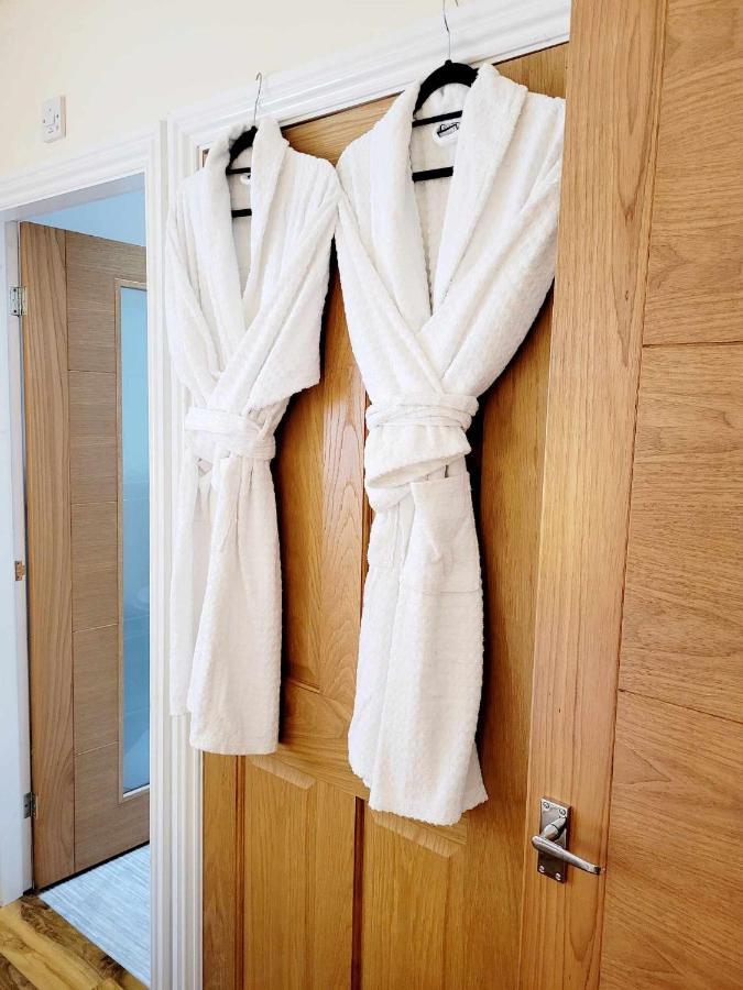 Apartment 1 Exquisite Two King Bedroom With En Suites - Close To The Town Centre, Rail, Airport And Theatre Darlington  Extérieur photo