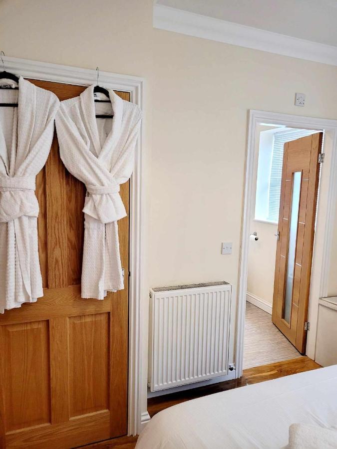 Apartment 1 Exquisite Two King Bedroom With En Suites - Close To The Town Centre, Rail, Airport And Theatre Darlington  Extérieur photo
