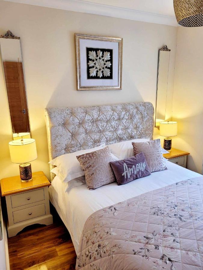 Apartment 1 Exquisite Two King Bedroom With En Suites - Close To The Town Centre, Rail, Airport And Theatre Darlington  Extérieur photo