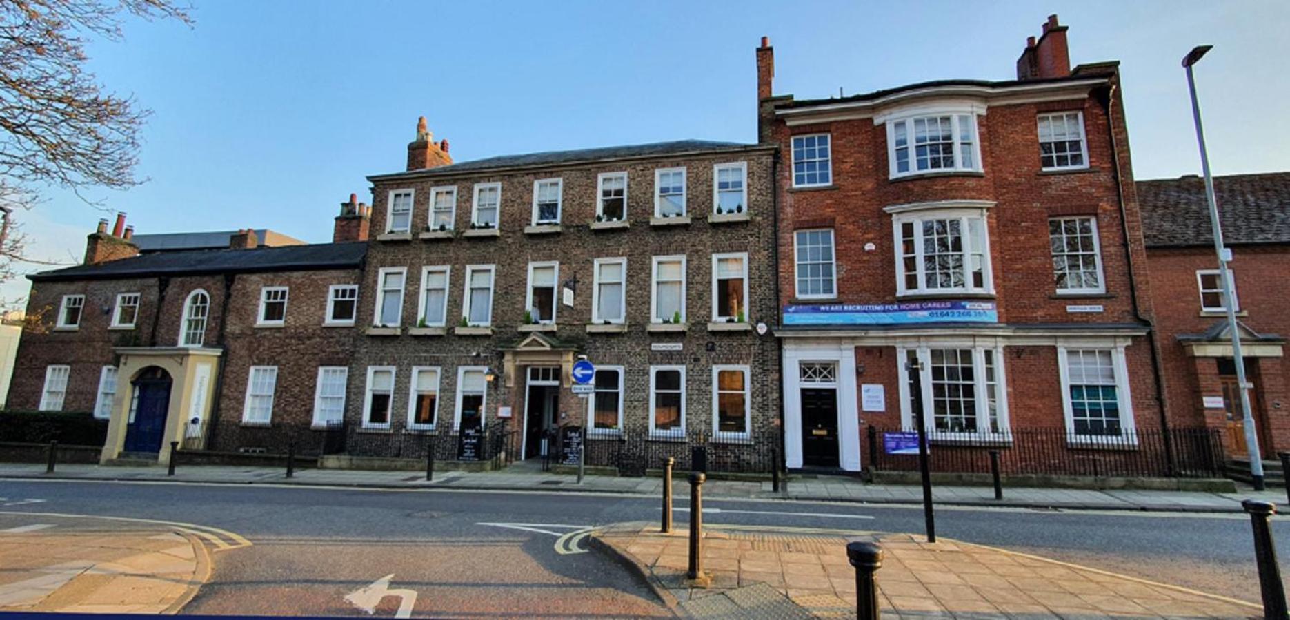 Apartment 1 Exquisite Two King Bedroom With En Suites - Close To The Town Centre, Rail, Airport And Theatre Darlington  Extérieur photo