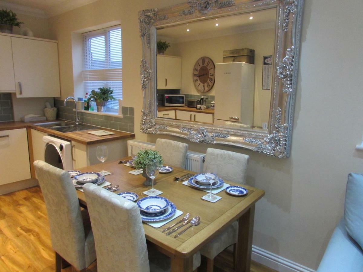 Apartment 1 Exquisite Two King Bedroom With En Suites - Close To The Town Centre, Rail, Airport And Theatre Darlington  Extérieur photo