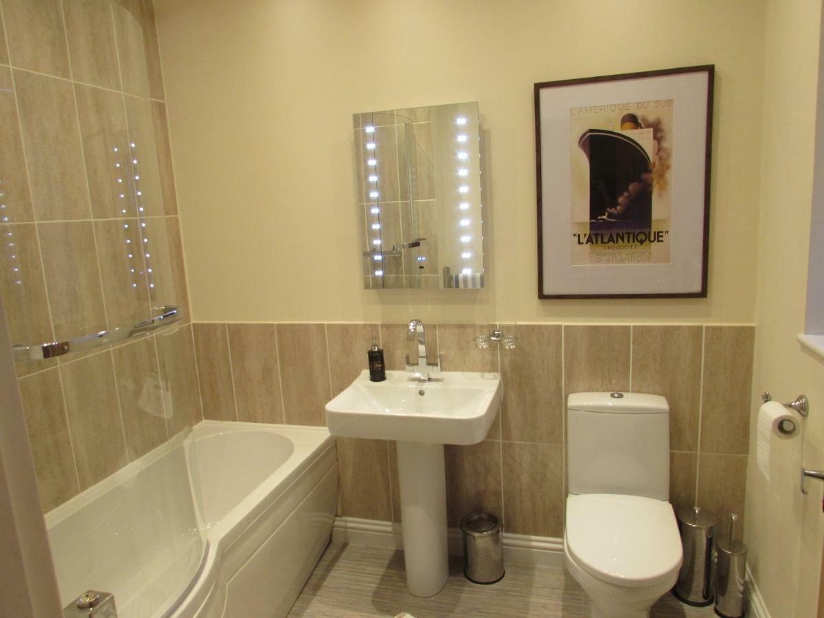 Apartment 1 Exquisite Two King Bedroom With En Suites - Close To The Town Centre, Rail, Airport And Theatre Darlington  Extérieur photo