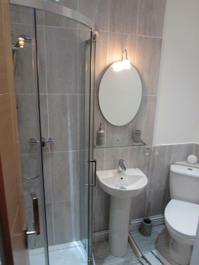 Apartment 1 Exquisite Two King Bedroom With En Suites - Close To The Town Centre, Rail, Airport And Theatre Darlington  Extérieur photo